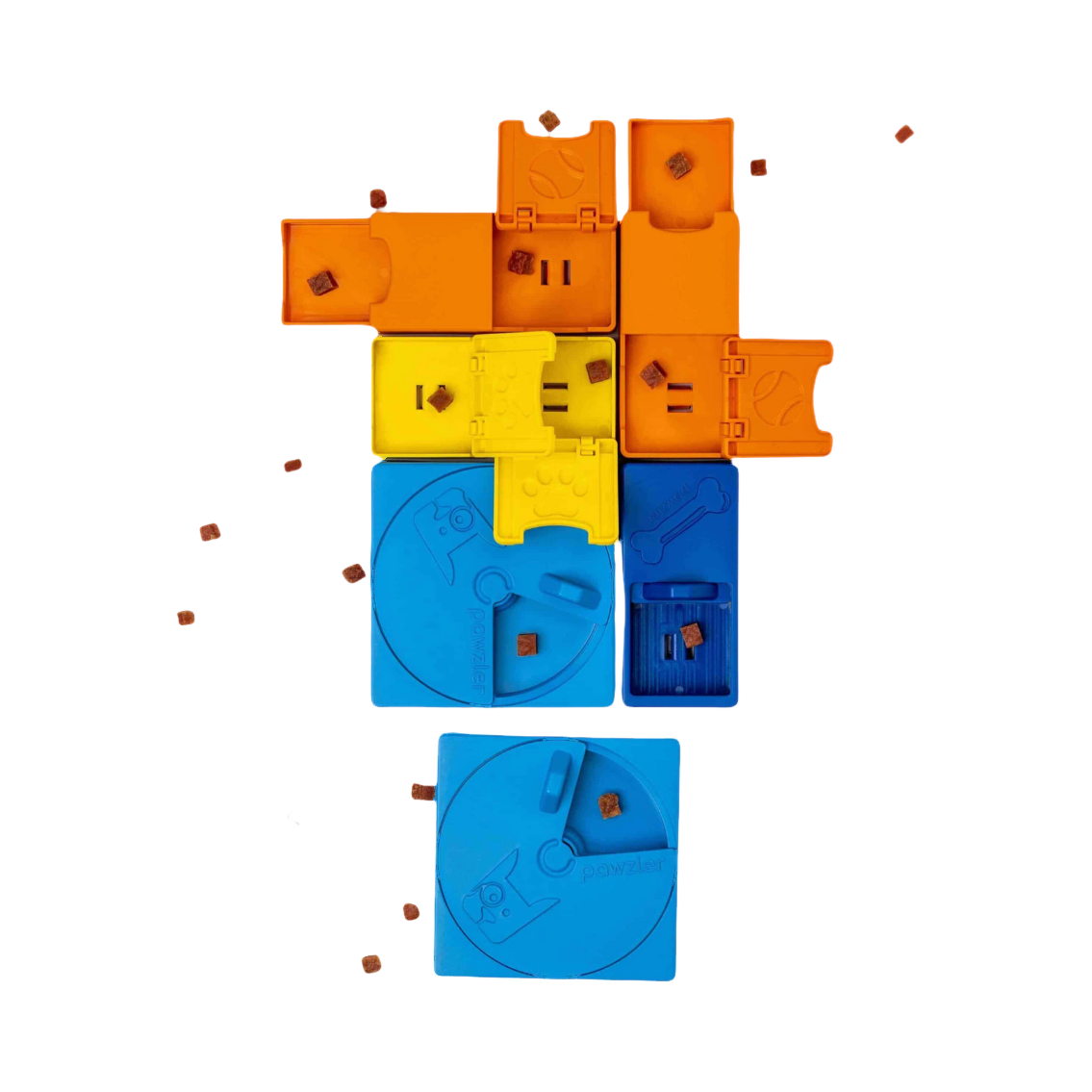 Pièces orange, jaunes et bleues assemblées avec croquettes éparpillées