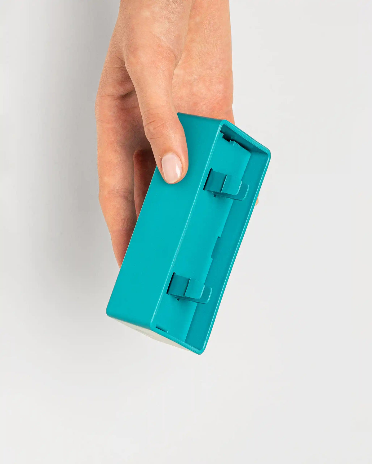 Main tenant le bloc turquoise vu de côté