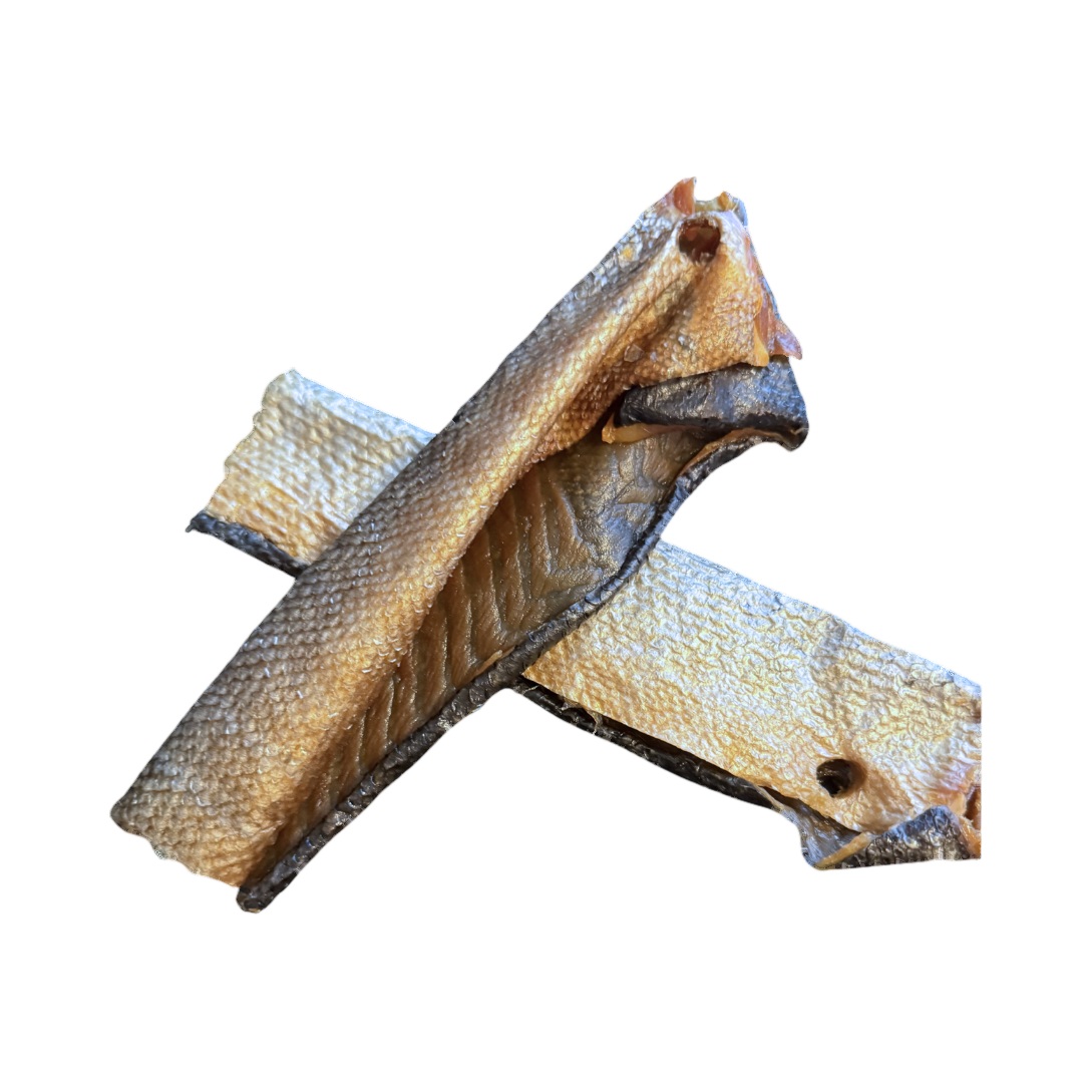 Deux peaux de saumon avec chair séchées, croisées