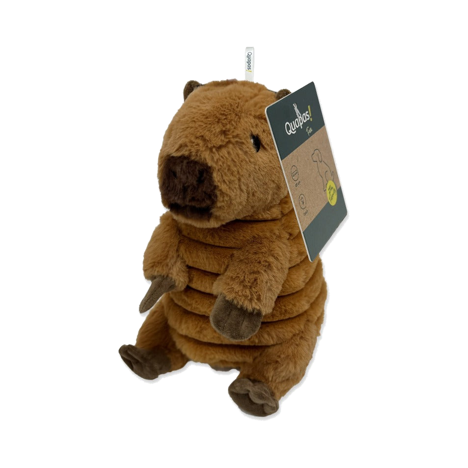 Peluche capybara kawaii Quapas! vue de trois quarts avec son étiquette