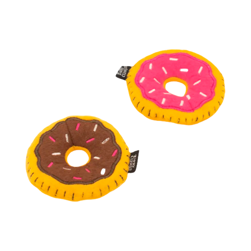 Deux beignets en peluche, glaçage rose et chocolat à vermicelles