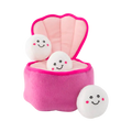 Coquille d'huître rose ouverte et trois perles souriantes