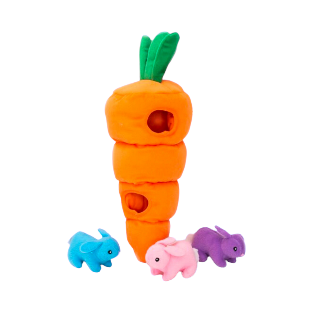 Carotte orange debout et ses trois lapins bleu, rose et violet