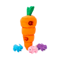 Carotte orange debout et ses trois lapins bleu, rose et violet