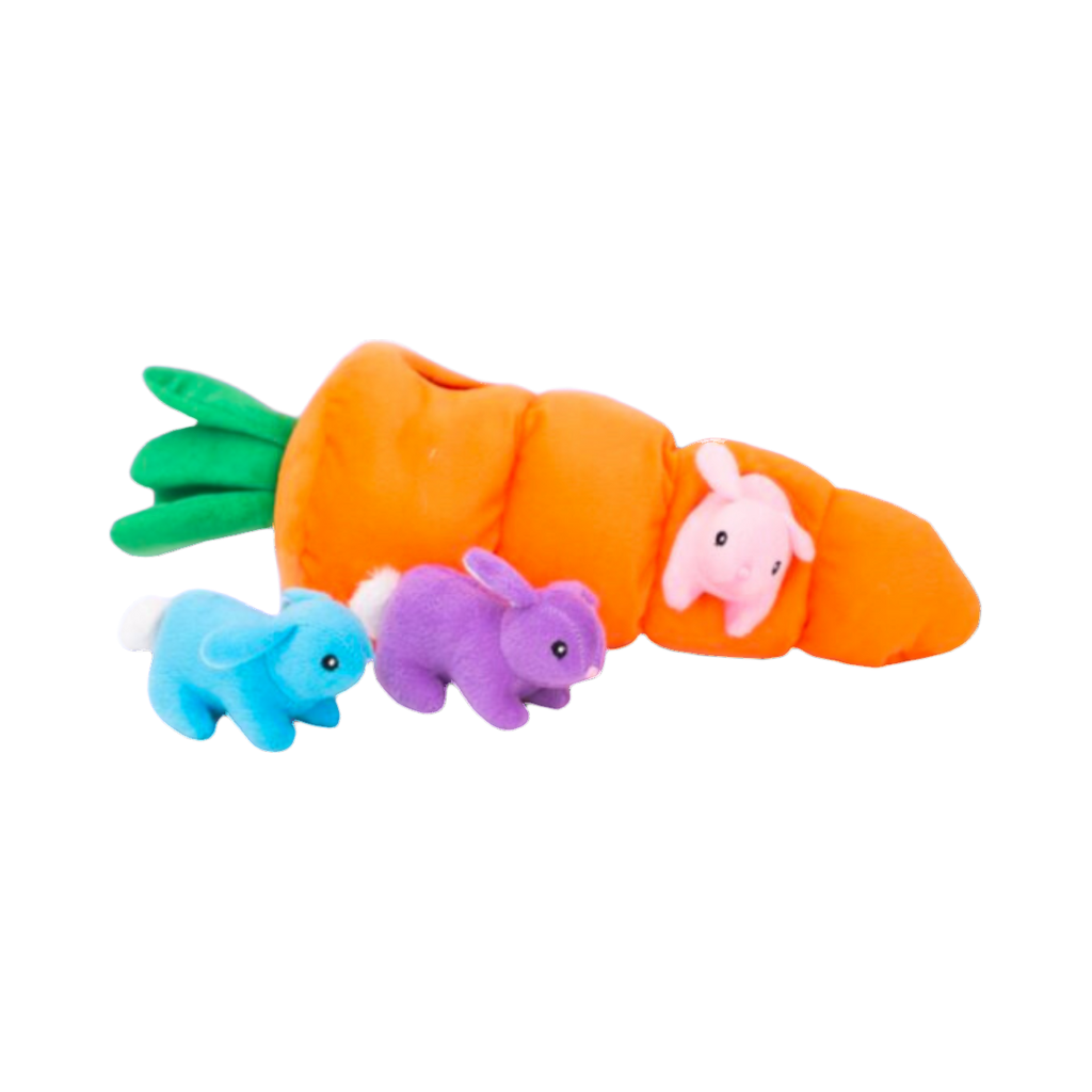 Carotte couchée avec les petits lapins pastel à ses pieds
