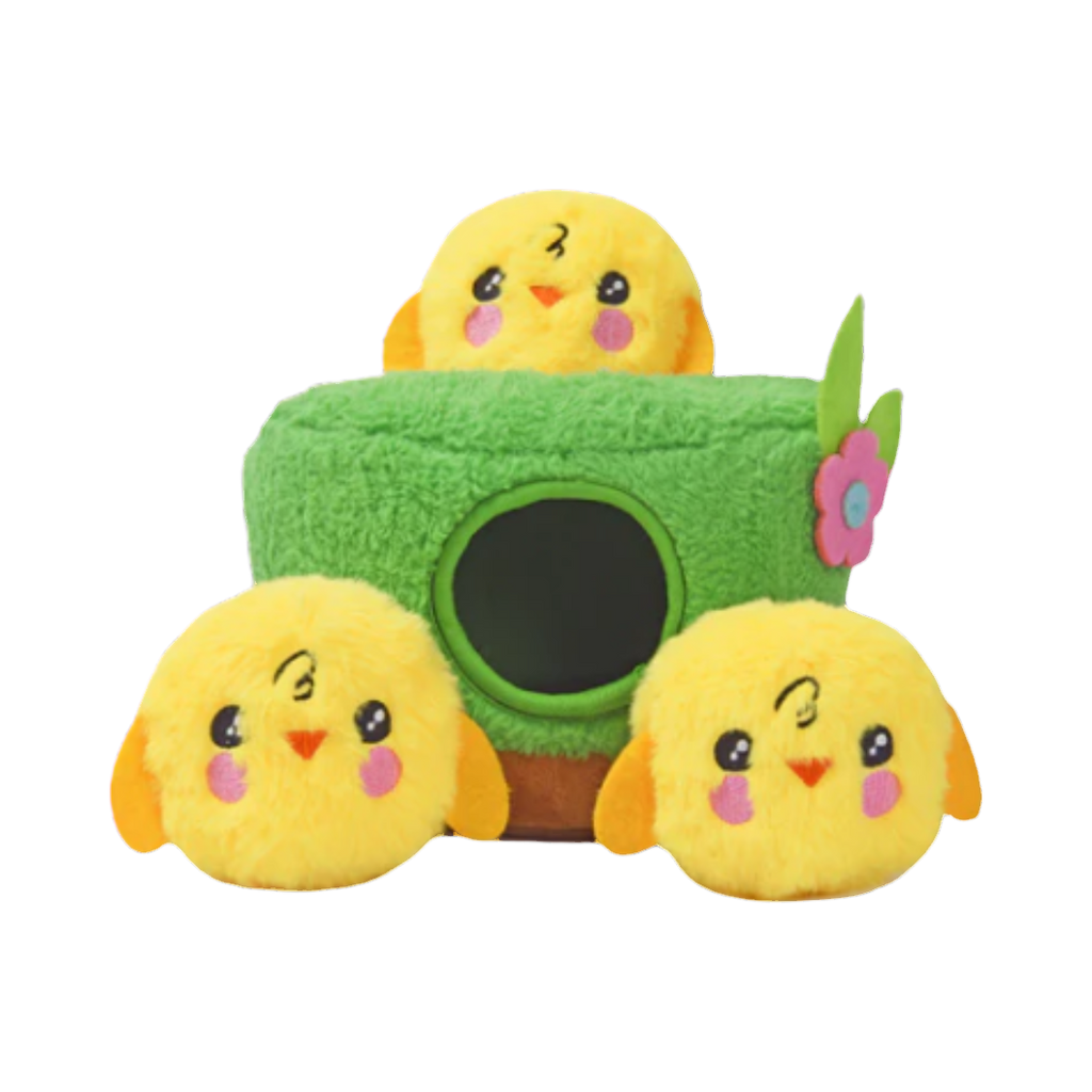 Nid vert en tissu bouclé et trois poussins jaunes souriants