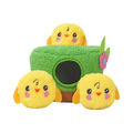 Nid vert en tissu bouclé et trois poussins jaunes souriants