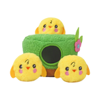 Nid vert en tissu bouclé et trois poussins jaunes souriants