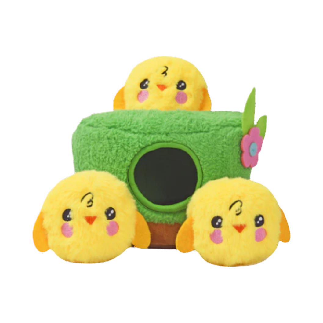 Nid vert en tissu bouclé et trois poussins jaunes souriants