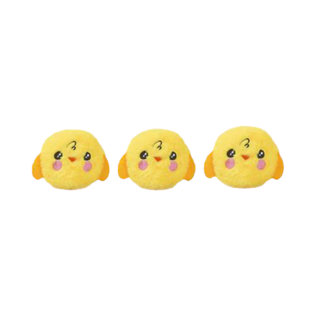 Trois petits poussins jaunes aux joues roses à cacher