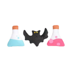 Fioles turquoise et rose avec une petite chauve-souris noire