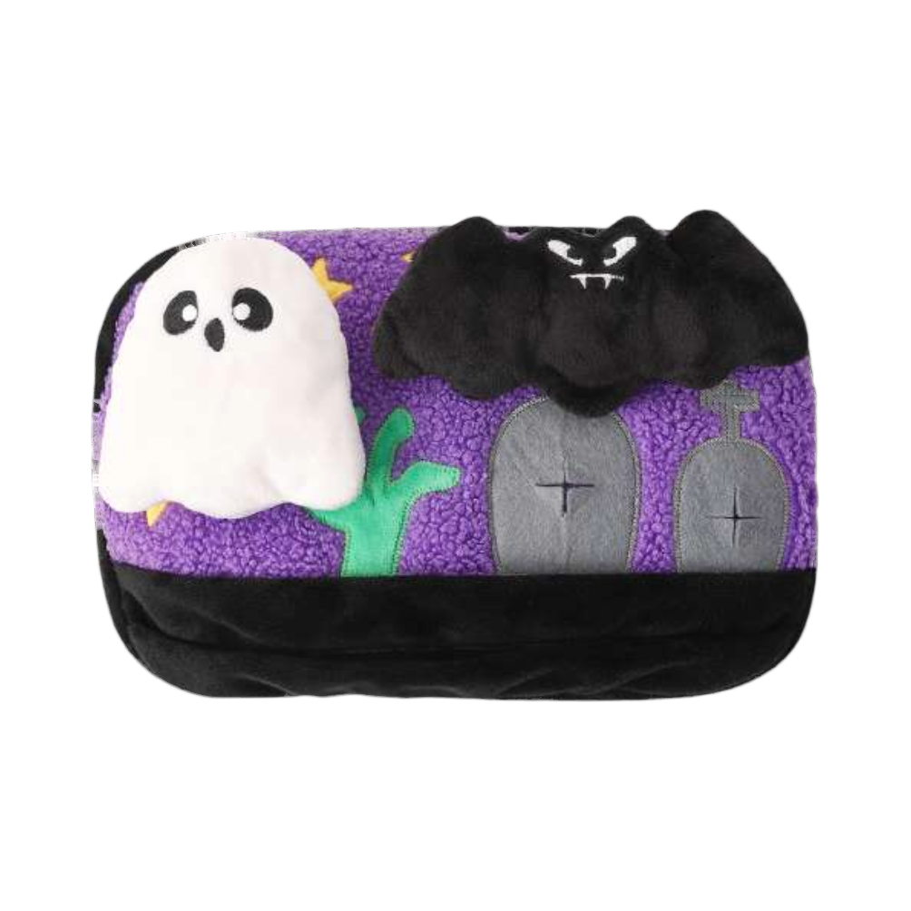 Coussin violet façon cimetière avec deux personnages d'Halloween