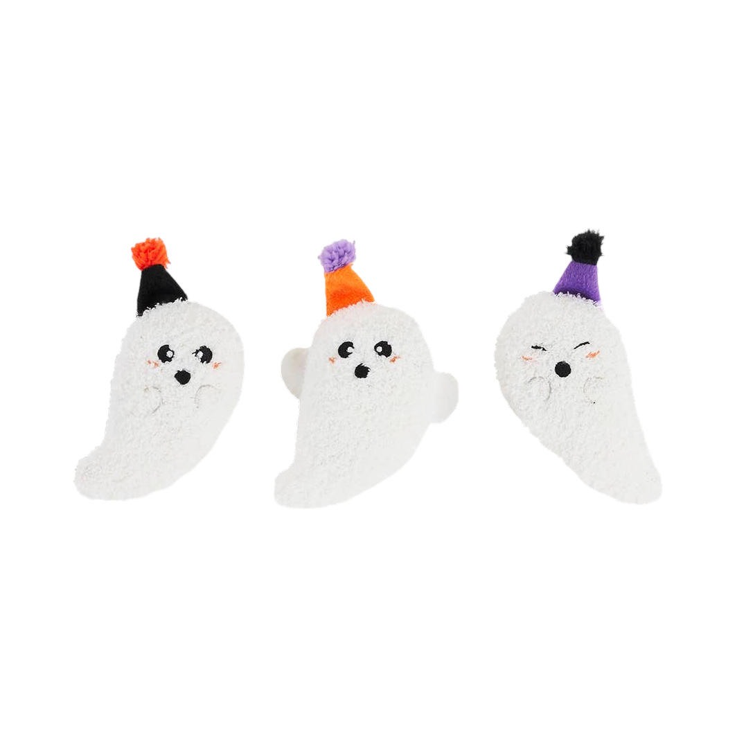 Trois petits fantômes blancs en peluche coiffés de chapeaux de fête