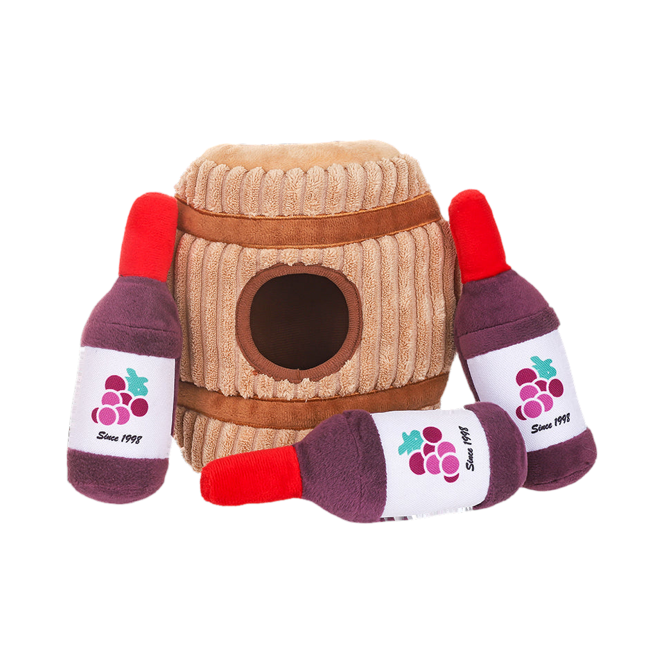 Fût beige côtelé entouré de trois bouteilles bordeaux