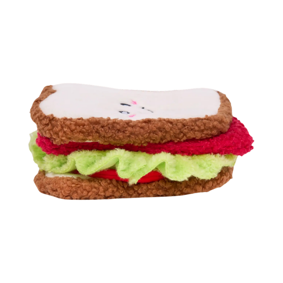 Sandwich vu de profil, couches de salade, tomate et bacon