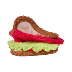Sandwich garni de friandises, quelques croquettes à côté