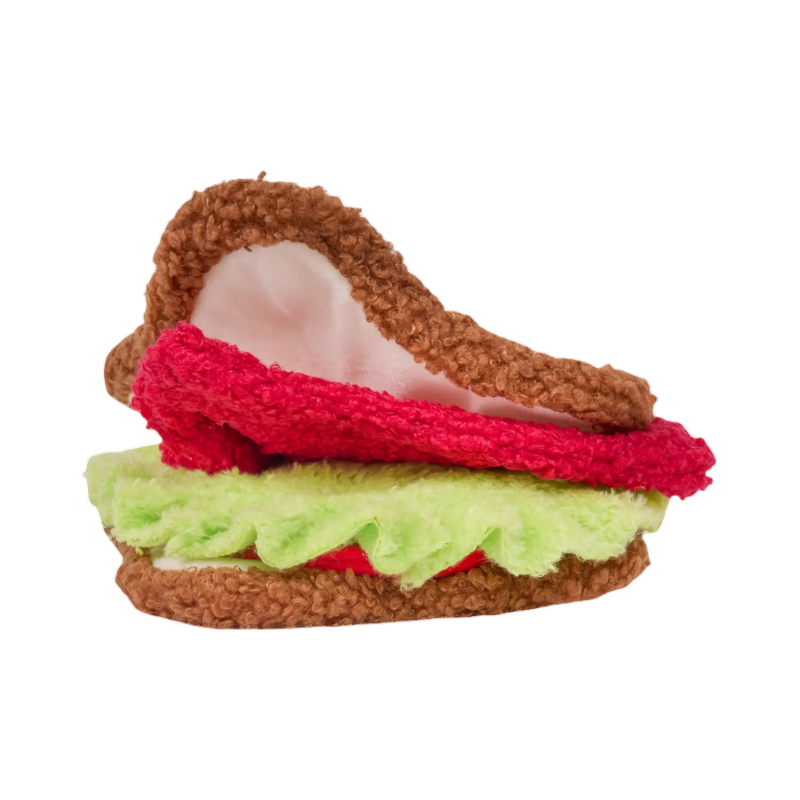 Sandwich garni de friandises, quelques croquettes à côté