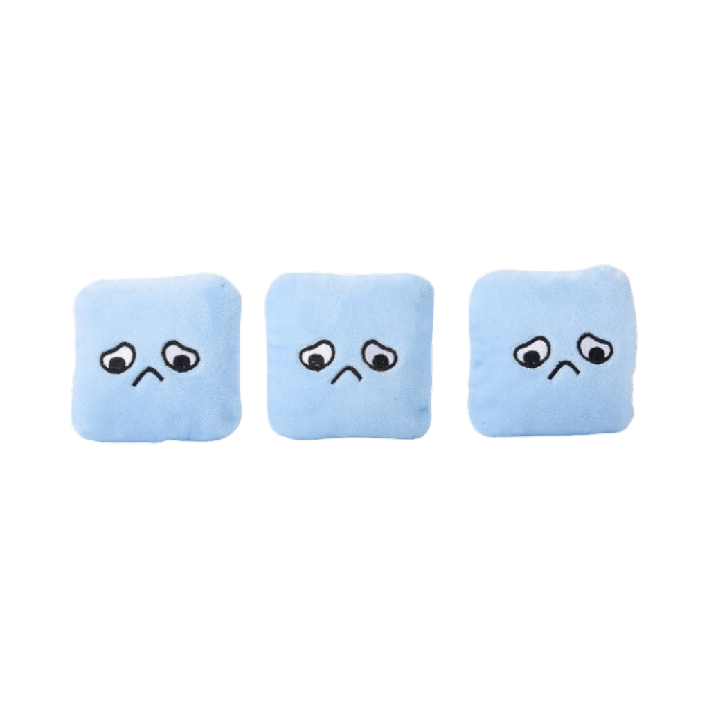 Trois glaçons bleu pâle aux yeux tristes alignés