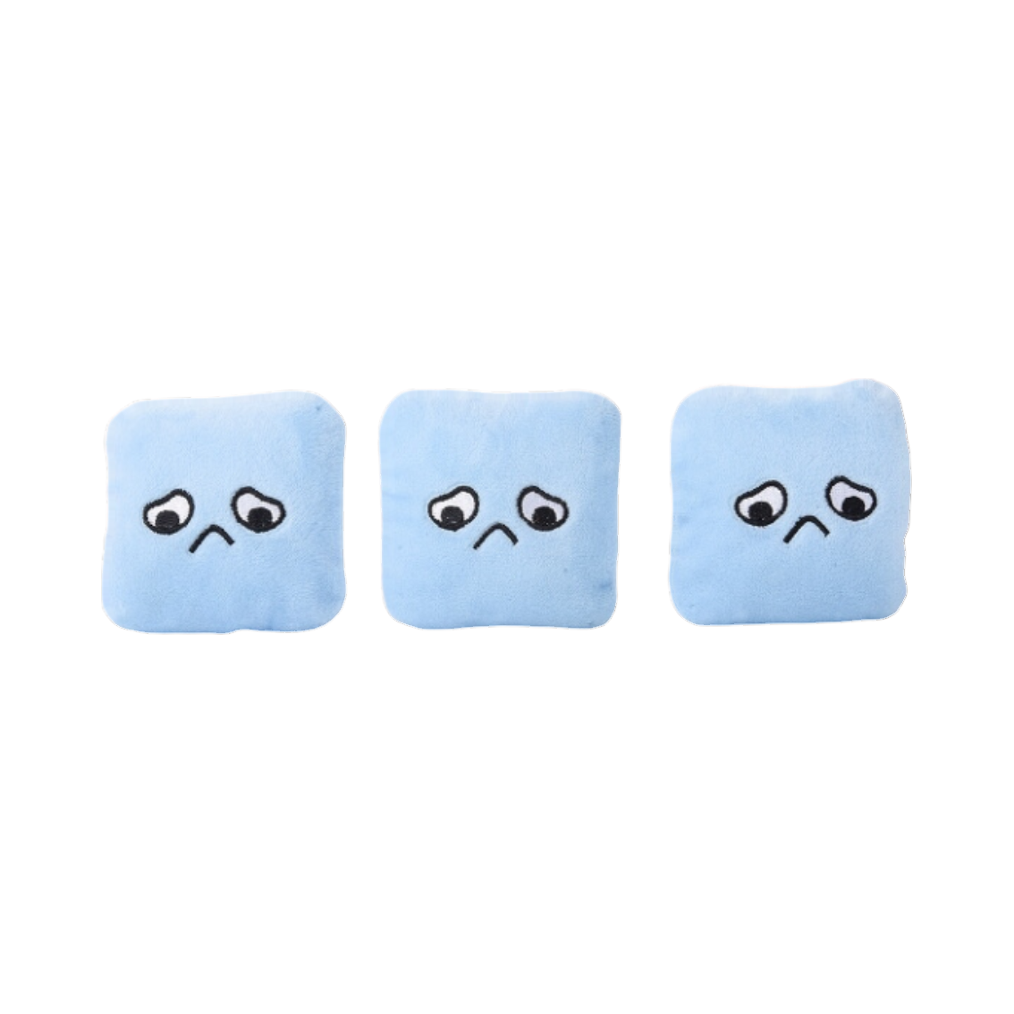 Trois glaçons bleu pâle aux yeux tristes alignés