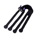 Chat noir le dos rond sur quatre longues pattes