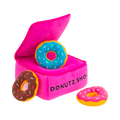 Boîte Donutz Shop rose ouverte et trois donuts à cacher