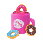 Tasse rose Donut Disturb avec trois donuts, un posé dessus