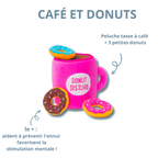 Tasse à café et trois petits donuts contre l'ennui