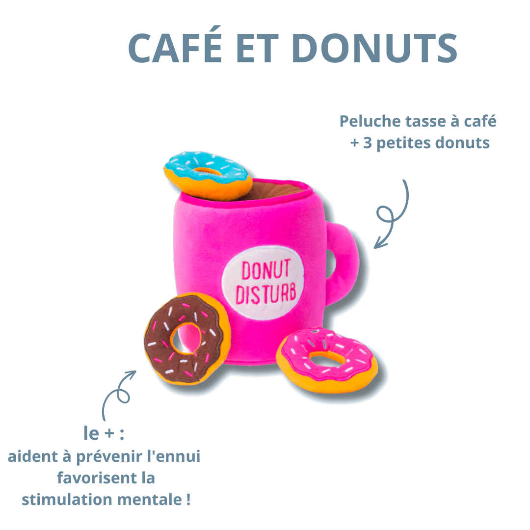 Tasse à café et trois petits donuts contre l'ennui
