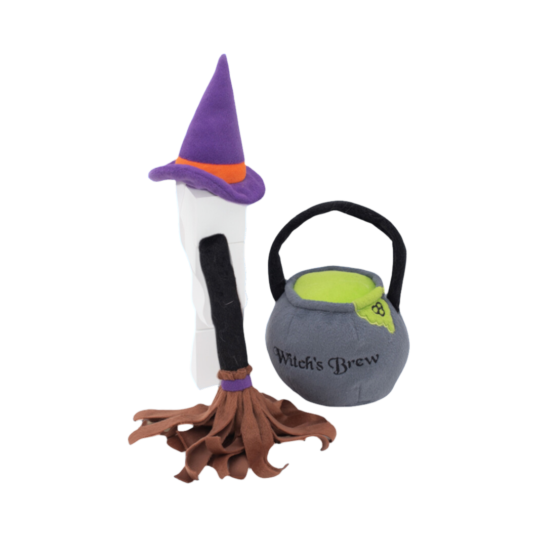 Chapeau violet, balai en peluche et chaudron gris