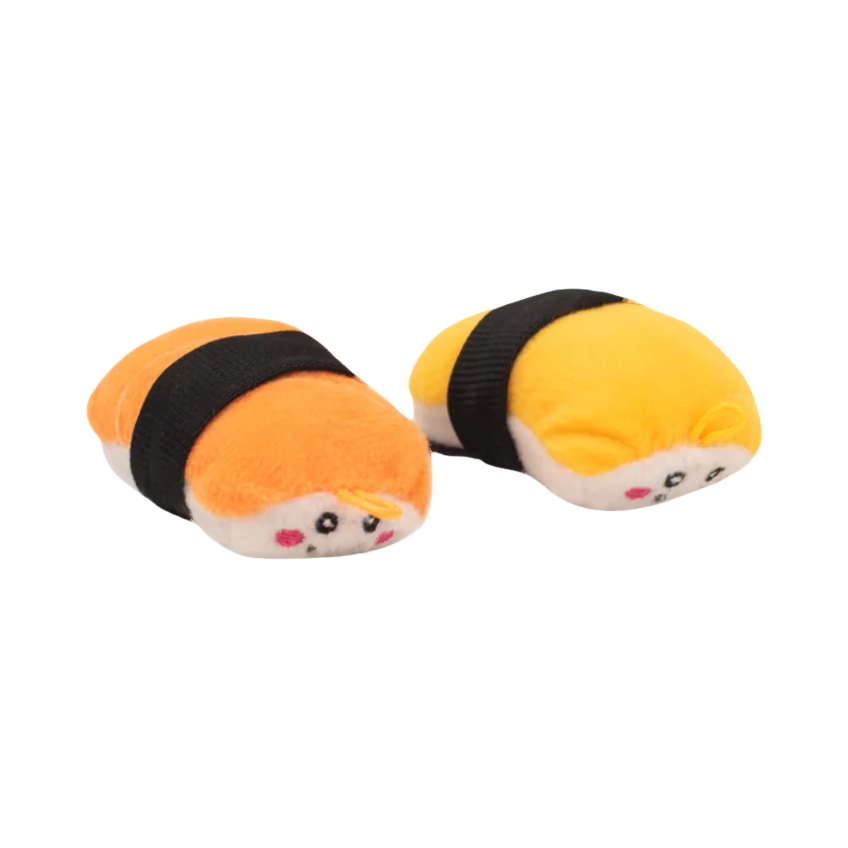 Deux sushis catnip couchés, visages souriants