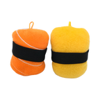 Deux sushis orange et jaune dressés, vus de dos