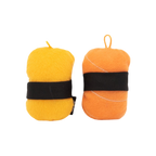 Deux sushis jaune et orange debout, vue de côté