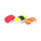 Trois sushis colorés rouge, jaune et orange sur riz blanc
