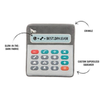 Calculatrice avec zones crinkle, écran phosphorescent et couineur indiqués