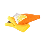 Poisson pané orange et frites jaunes posés sur le journal