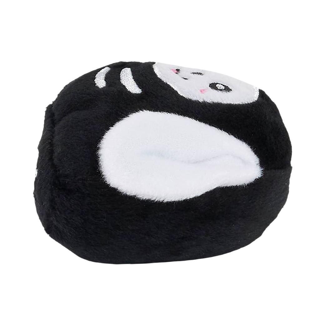 Dos du chiot noir à motif d'os blanc, vu de près