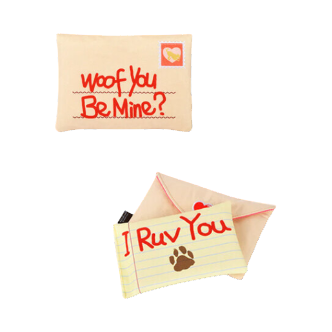 Deux enveloppes crème brodées « Woof You Be Mine » et « I Ruv You »
