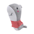 Requin gris souriant en marinière rouge et blanche