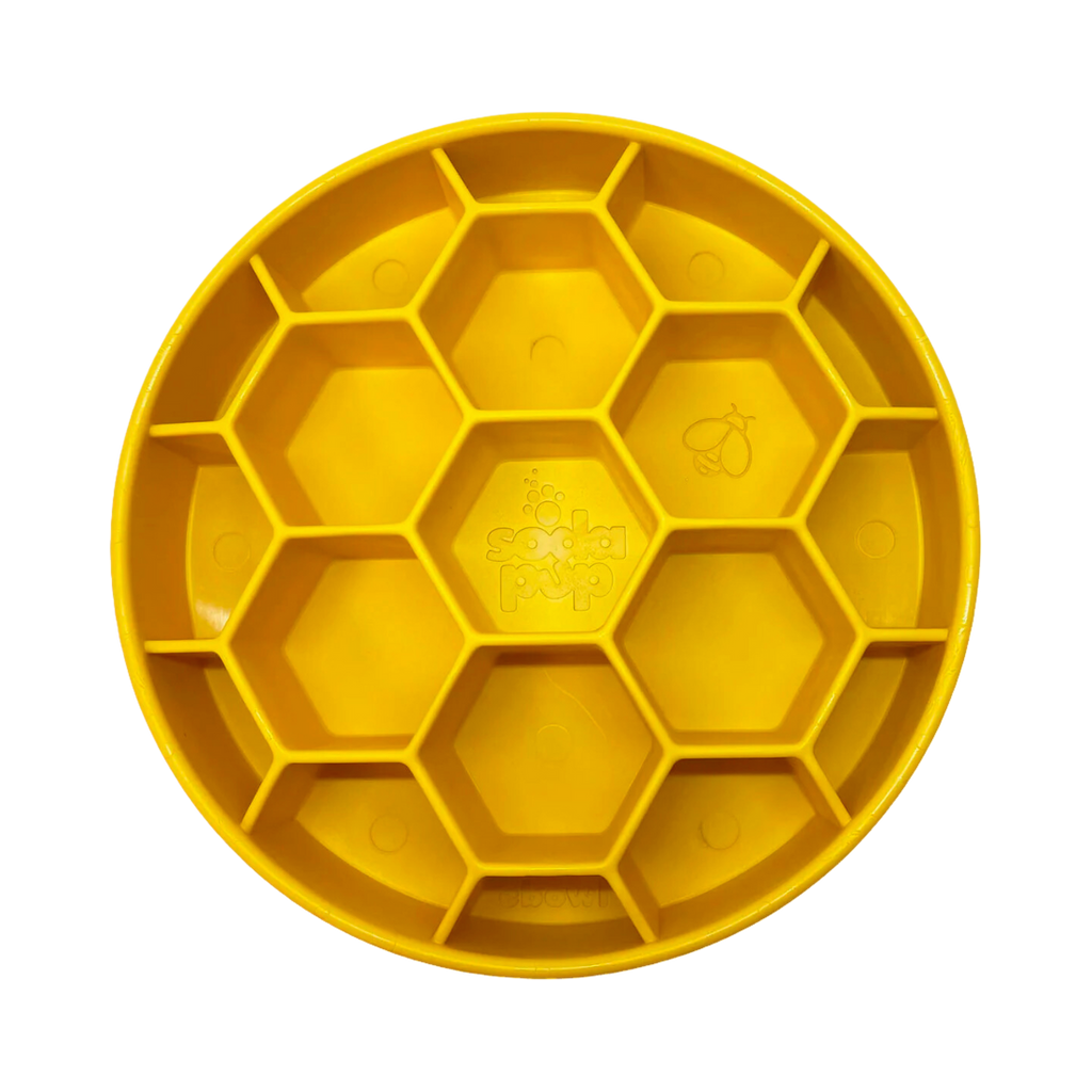 Assiette jaune à alvéoles hexagonales vue de dessus