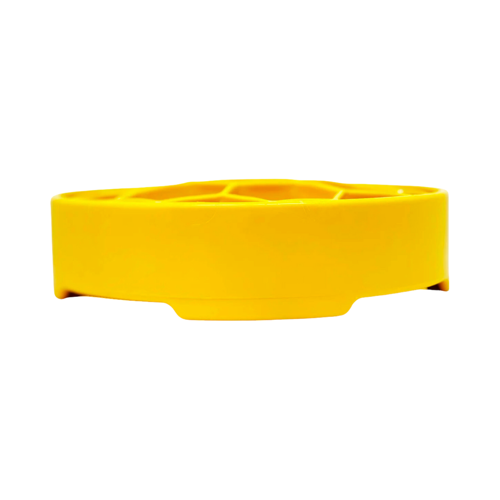 Profil bas de l'assiette jaune à rebord arrondi