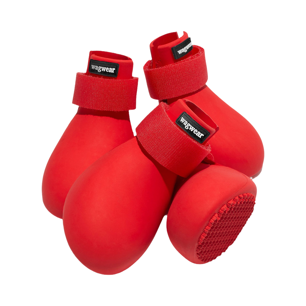 Deux bottes rouges en gros plan, languette velcro