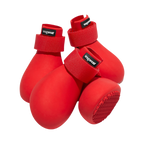 Deux bottes rouges en gros plan, languette velcro