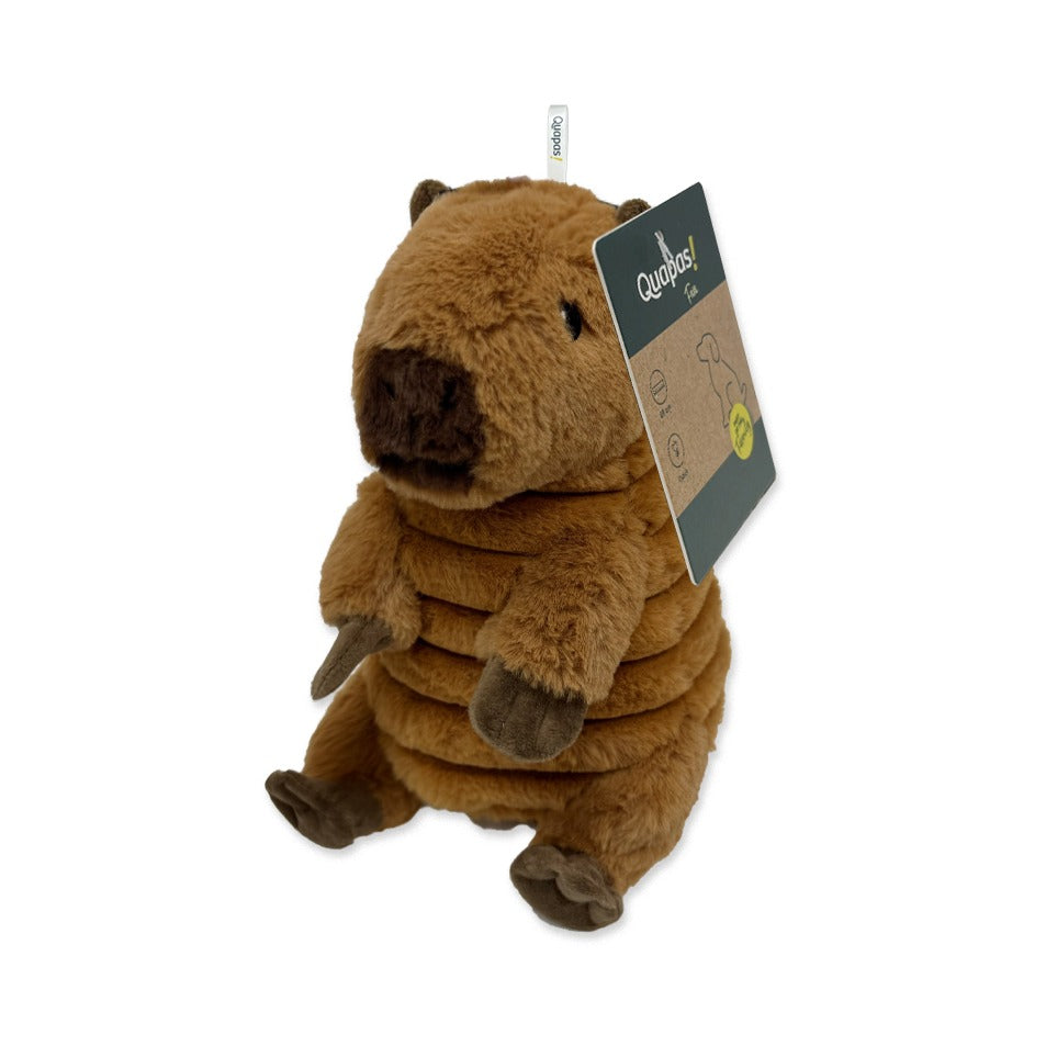 Peluche capybara kawaii Quapas! vue de trois quarts avec son étiquette