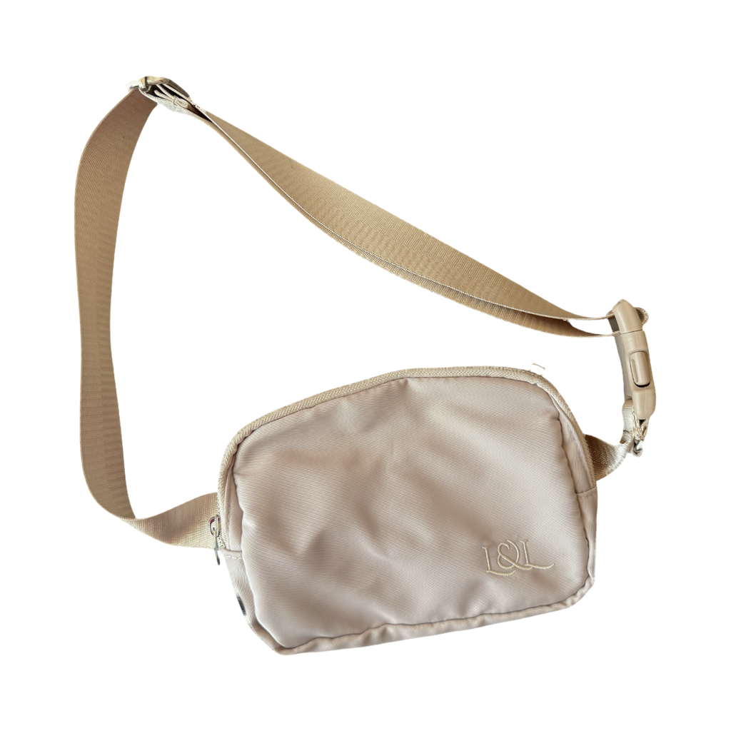 Sac banane beige avec sa sangle réglable