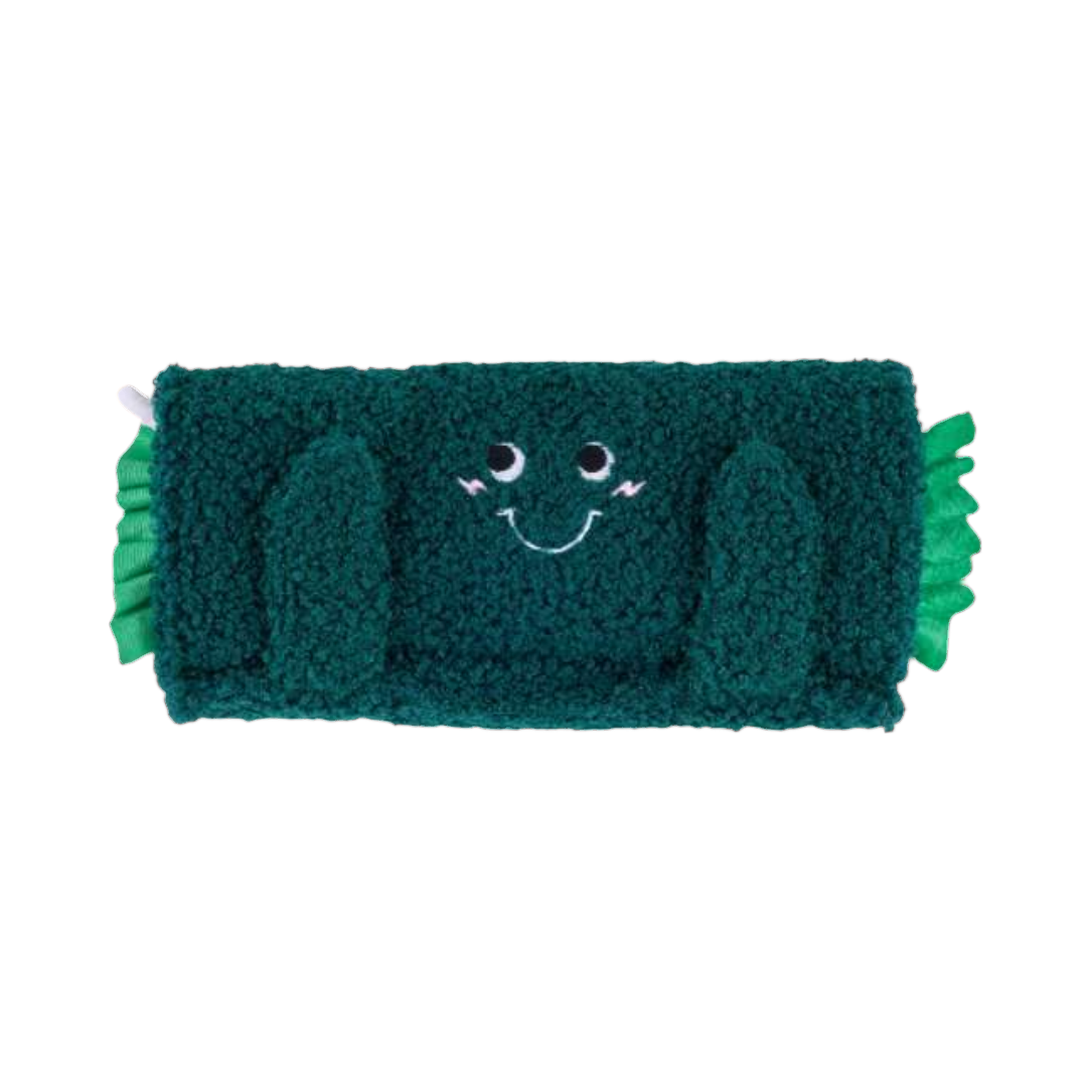 Rouleau vert foncé enroulé avec un petit visage souriant