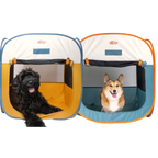 Deux tentes ouvertes avec un chien noir et un corgi