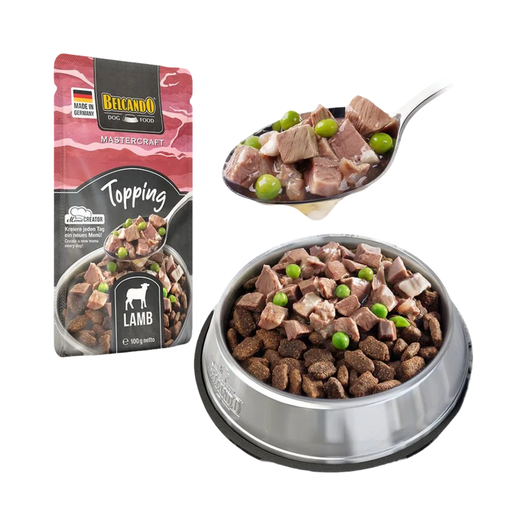 Cuillère de viande aux pois verts au-dessus d'une gamelle