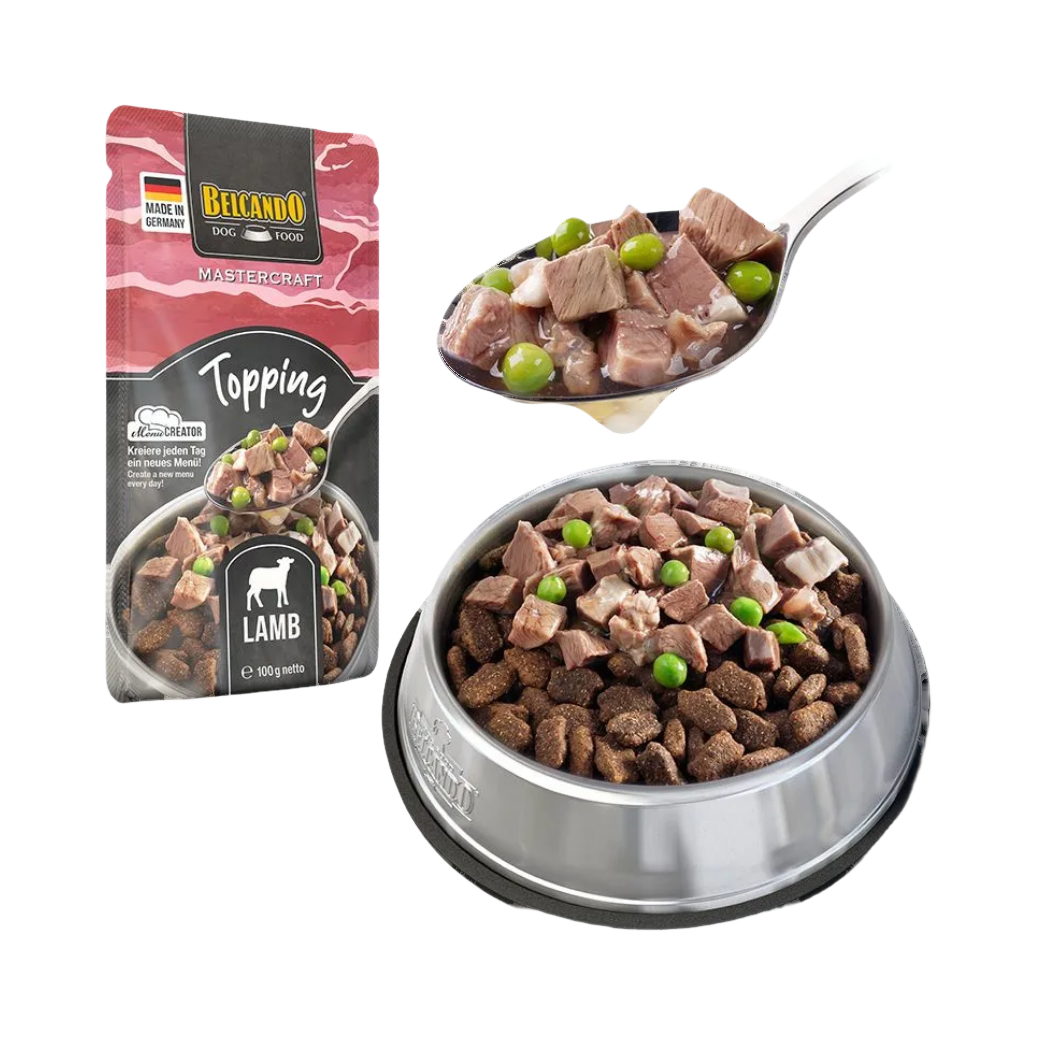 Cuillère de viande aux pois verts au-dessus d'une gamelle
