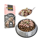 Morceaux de viande sur croquettes dans une gamelle inox