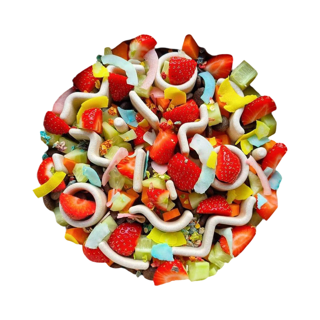Bol de fraises, paillettes pastel et spirales de crème